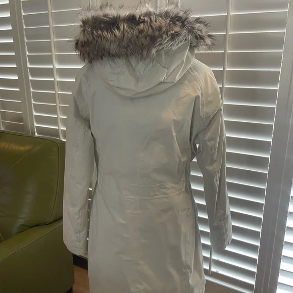 The North Face Women's White Arctic Parka w/ removable fur and hood-Size
Large - Picture 5 of 6